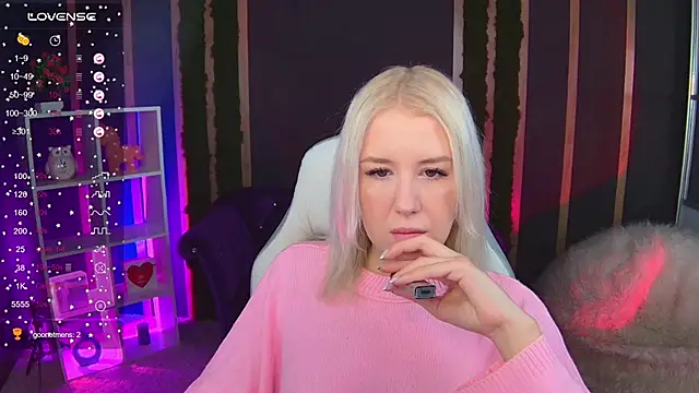 Snapshot of Selenatrend chatting on 11-15-25, 12:23 Selenatrend online show from 11-15-25, 12:23