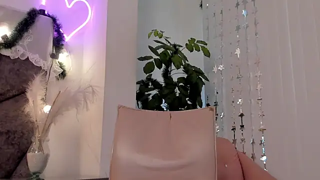Snapshot of BonnieCute_ chatting on 12-11-24, 02:44 BonnieCute online show from 12-11-24, 02:44