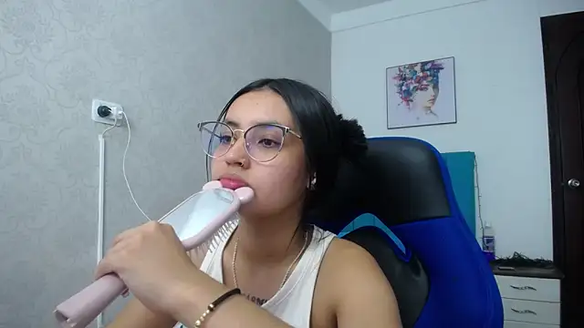 Snapshot of antonella_sweetlittle chatting on 01-15-25, 06:40 antonella sweetlittle online show from 01-15-25, 06:40