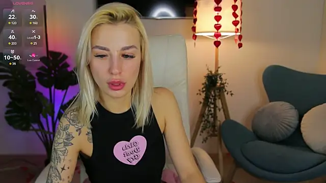 Snapshot of Crystal_Barbie chatting on 02-25-25, 07:25 Crystal Barbie online show from 02-25-25, 07:25