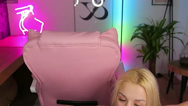 Snapshot of Crystal_Barbie chatting on 03-05-25, 01:52 Crystal Barbie online show from 03-05-25, 01:52