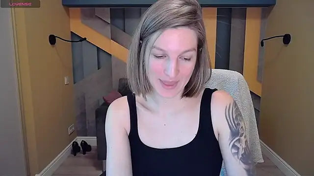 EmilyWalkeri online show from 12-18-24, 10:51