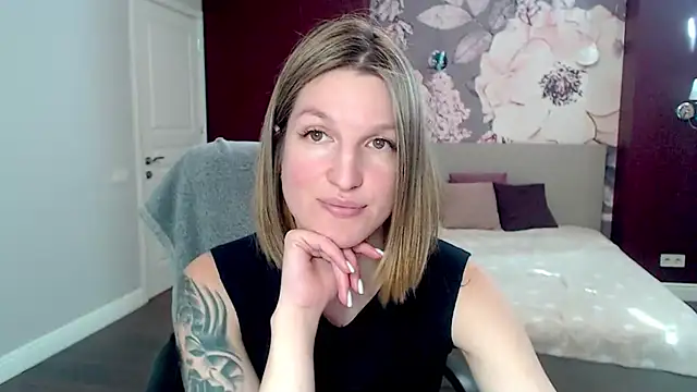 EmilyWalkeri online show from 01-15-25, 10:49