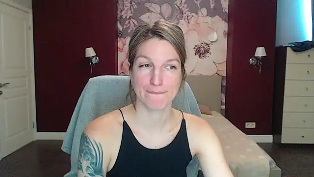 EmilyWalkeri online show from 01-22-25, 10:50