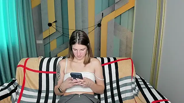 EmilyWalkeri online show from 10-17-25, 07:33