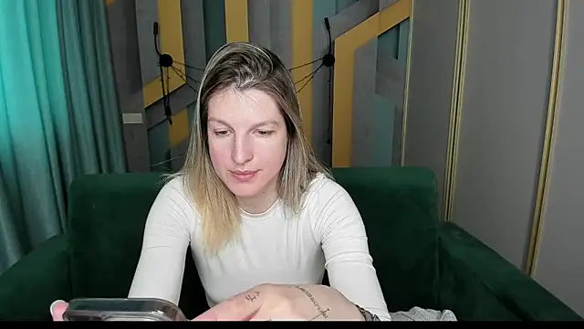 EmilyWalkeri online show from 03-30-26, 07:09