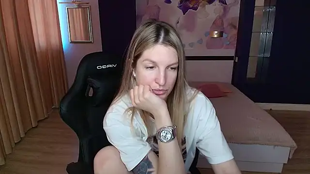EmilyWalkeri online show from 06-12-26, 07:07