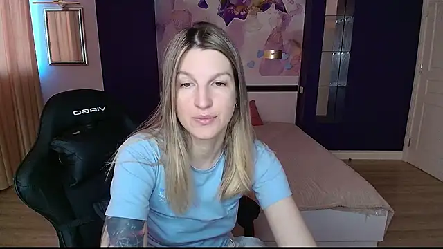 EmilyWalkeri online show from 06-17-26, 06:49