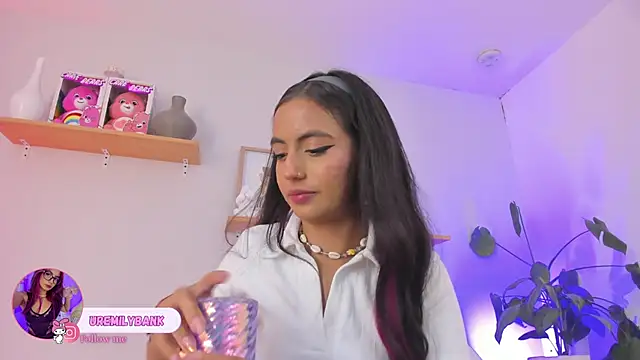 Snapshot of emily_bank chatting on 09-23-25, 07:39 emily bank online show from 09-23-25, 07:39