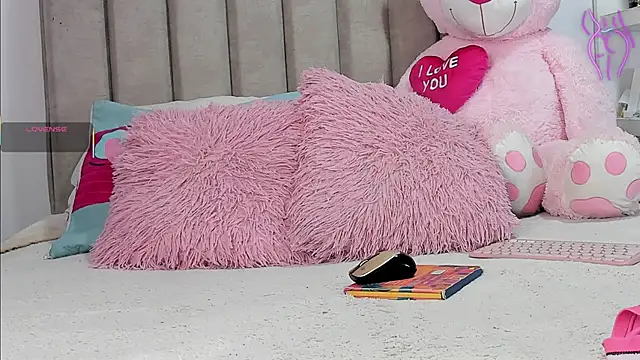 Snapshot of Queen_Antonella_Oficial chatting on 10-24-25, 06:21 Queen Antonella Oficial online show from 10-24-25, 06:21