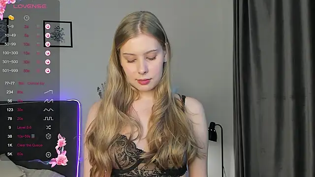 Snapshot of elliediaz chatting on 10-14-25, 08:20 elliediaz online show from 10-14-25, 08:20