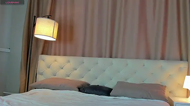 Valerie Woods online show from 06-24-26, 01:04