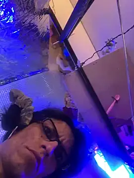 gurlnips online show from 09-10-25, 08:25