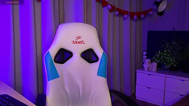 Snapshot of Liv_Fay chatting on 02-05-25, 08:04 Liv Fay online show from 02-05-25, 08:04