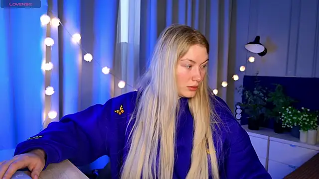 Snapshot of Liv_Fay chatting on 02-12-25, 01:37 Liv Fay online show from 02-12-25, 01:37