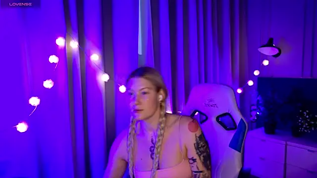 Snapshot of Liv_Fay chatting on 02-13-25, 02:42 Liv Fay online show from 02-13-25, 02:42