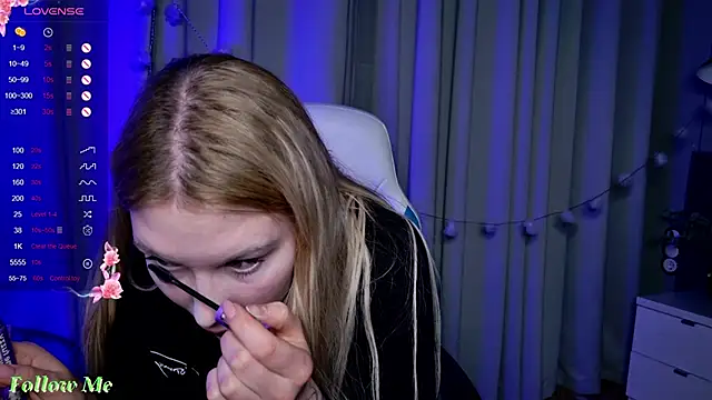 Snapshot of Liv_Fay chatting on 02-19-25, 04:44 Liv Fay online show from 02-19-25, 04:44