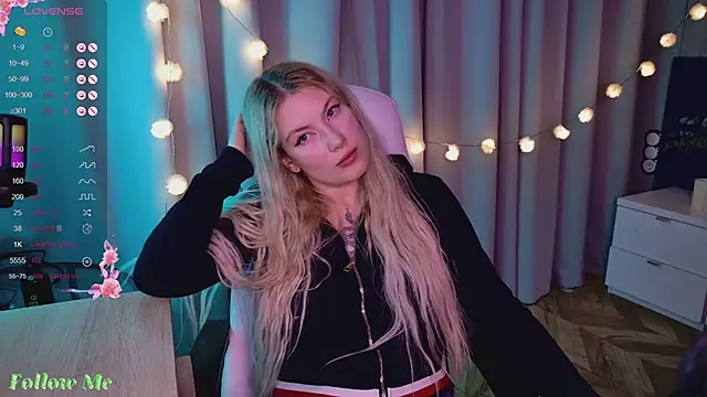 Snapshot of Liv_Fay chatting on 02-27-25, 05:58 Liv Fay online show from 02-27-25, 05:58