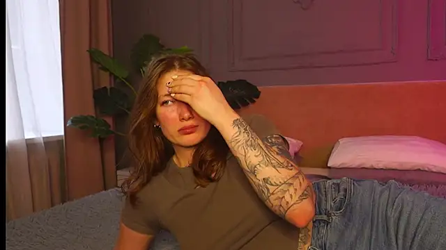 Snapshot of Liv_Fay chatting on 09-18-25, 02:52 Liv Fay online show from 09-18-25, 02:52