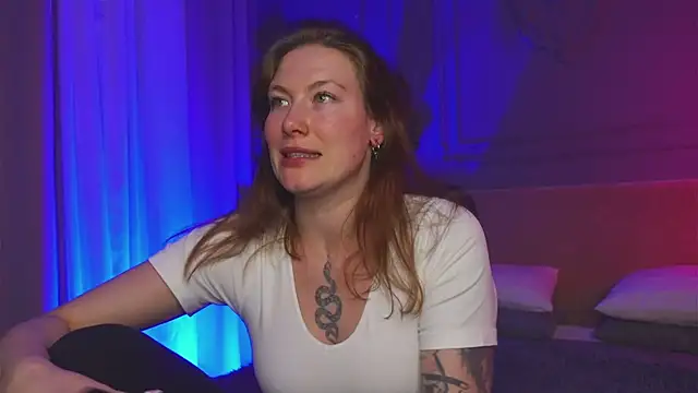 Snapshot of Liv_Fay chatting on 10-08-25, 03:31 Liv Fay online show from 10-08-25, 03:31