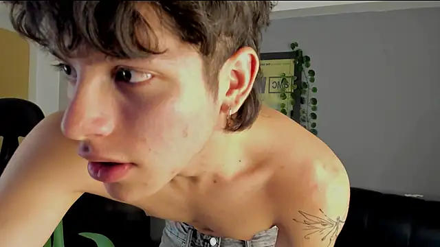 Snapshot of bravoboreal chatting on 12-12-24, 05:04 bravoboreal online show from 12-12-24, 05:04