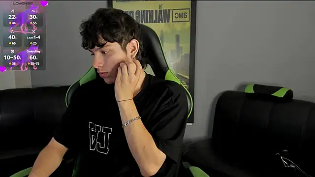 Snapshot of bravoboreal chatting on 12-18-24, 01:45 bravoboreal online show from 12-18-24, 01:45