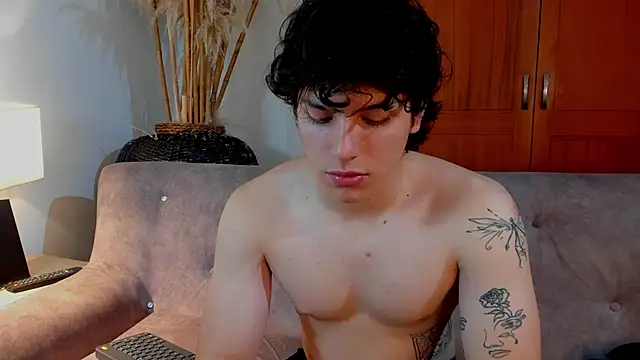 Snapshot of bravoboreal chatting on 10-14-25, 07:47 bravoboreal online show from 10-14-25, 07:47