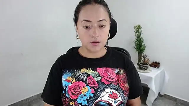 jjulietha95 online show from 05-07-26, 01:22