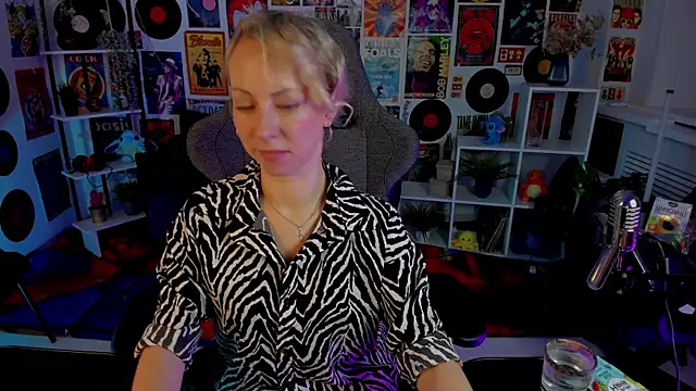 Snapshot of LylithSkye chatting on 01-05-25, 08:43 LylithSkye online show from 01-05-25, 08:43