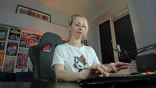 Snapshot of LylithSkye chatting on 01-09-25, 12:30 LylithSkye online show from 01-09-25, 12:30
