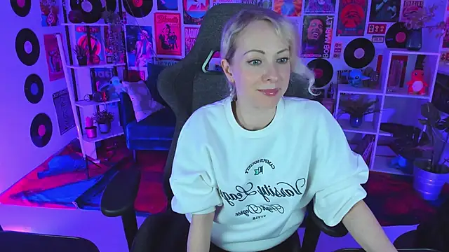 Snapshot of LylithSkye chatting on 01-25-25, 12:05 LylithSkye online show from 01-25-25, 12:05