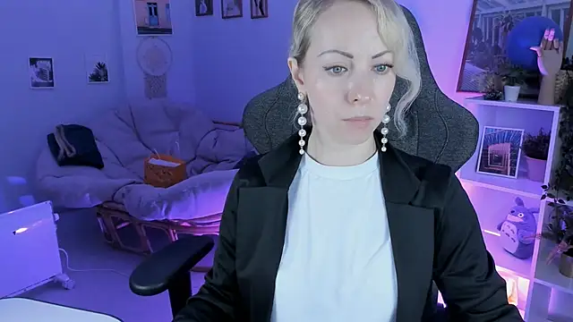 Snapshot of LylithSkye chatting on 02-06-25, 10:37 LylithSkye online show from 02-06-25, 10:37