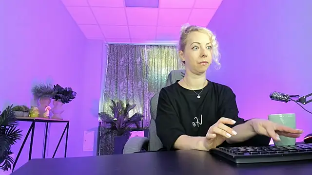 Snapshot of LylithSkye chatting on 09-10-25, 10:59 LylithSkye online show from 09-10-25, 10:59