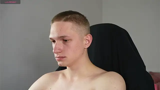 Snapshot of dustyn_fox chatting on 02-19-25, 05:27 dustyn fox online show from 02-19-25, 05:27