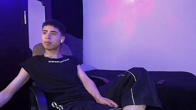 Snapshot of sexybat_twink chatting on 02-13-25, 11:37 sexybat twink online show from 02-13-25, 11:37