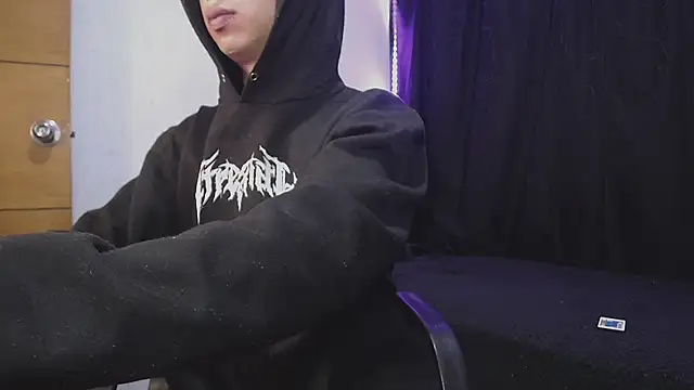 Snapshot of sexybat_twink chatting on 03-15-25, 04:35 sexybat twink online show from 03-15-25, 04:35