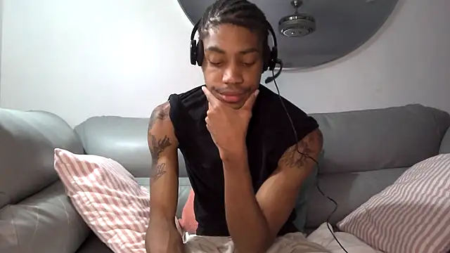 Snapshot of Skinnyblackman chatting on 10-06-25, 10:18 Skinnyblackman online show from 10-06-25, 10:18