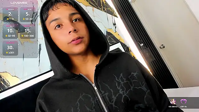 Snapshot of Seductivo_jr chatting on 03-18-26, 05:21 Seductivo jr online show from 03-18-26, 05:21