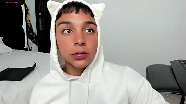 Snapshot of Seductivo_jr chatting on 05-17-26, 10:39 Seductivo jr online show from 05-17-26, 10:39