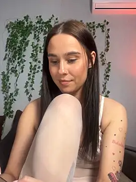 Snapshot of MiaNell chatting on 12-19-25, 11:23 MiaNell online show from 12-19-25, 11:23