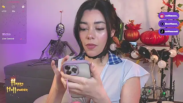 Snapshot of Soffimoon_ chatting on 10-31-25, 01:39 Soffimoon online show from 10-31-25, 01:39