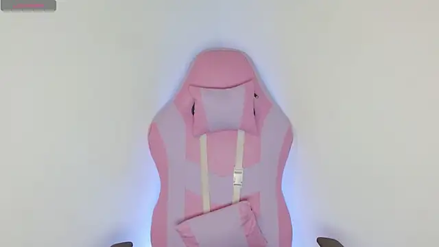 Snapshot of yulissa18 chatting on 04-05-26, 01:47 yulissa18 online show from 04-05-26, 01:47