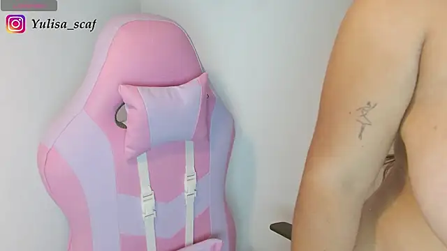 Snapshot of yulissa18 chatting on 06-11-26, 04:10 yulissa18 online show from 06-11-26, 04:10