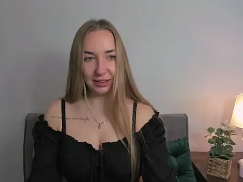 Snapshot of AriaDesire chatting on 01-25-25, 06:23 AriaDesire online show from 01-25-25, 06:23