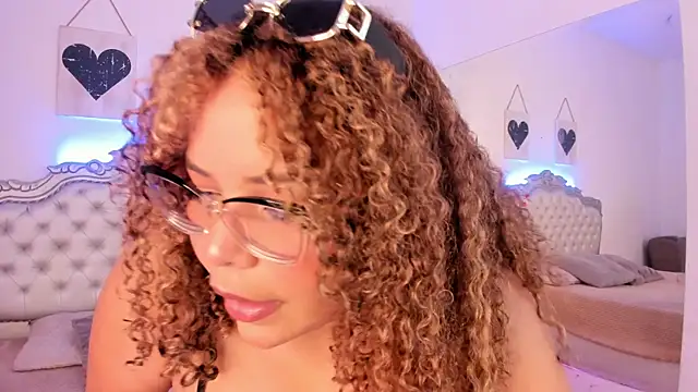 NiaColusi online show from 09-22-25, 06:43