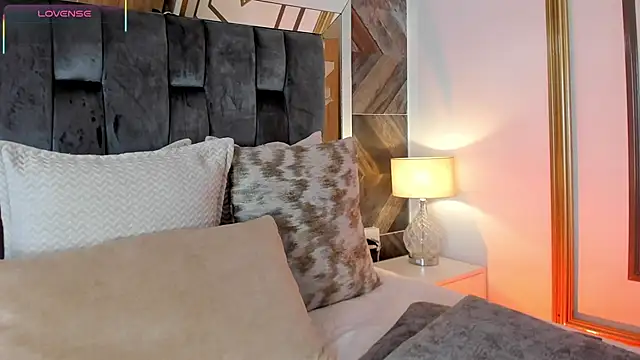 TaniaSmith1 online show from 10-28-25, 12:03