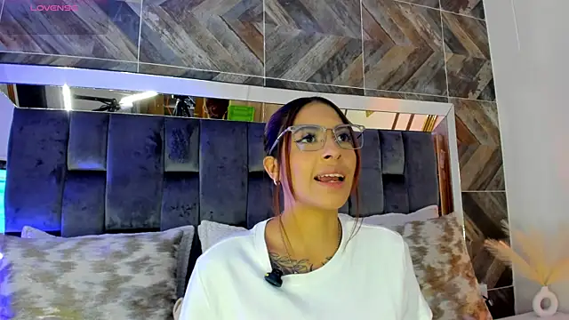 TaniaSmith1 online show from 11-30-25, 04:44