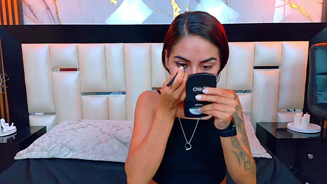 Snapshot of NicoleEsposito chatting on 10-14-25, 01:39 NicoleEsposito online show from 10-14-25, 01:39