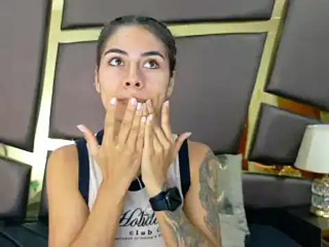 Snapshot of NicoleEsposito chatting on 10-16-25, 01:01 NicoleEsposito online show from 10-16-25, 01:01