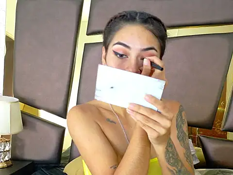 Snapshot of NicoleEsposito chatting on 10-17-25, 01:14 NicoleEsposito online show from 10-17-25, 01:14